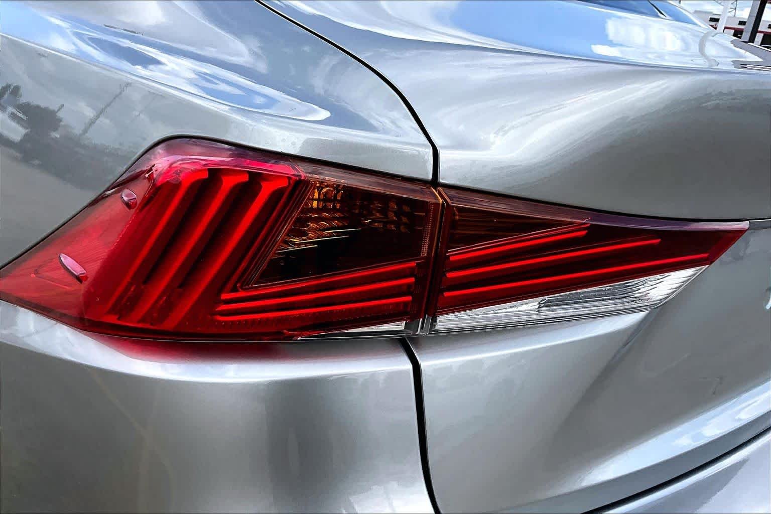 Used 2018 Atomic Silver Lexus  image 28