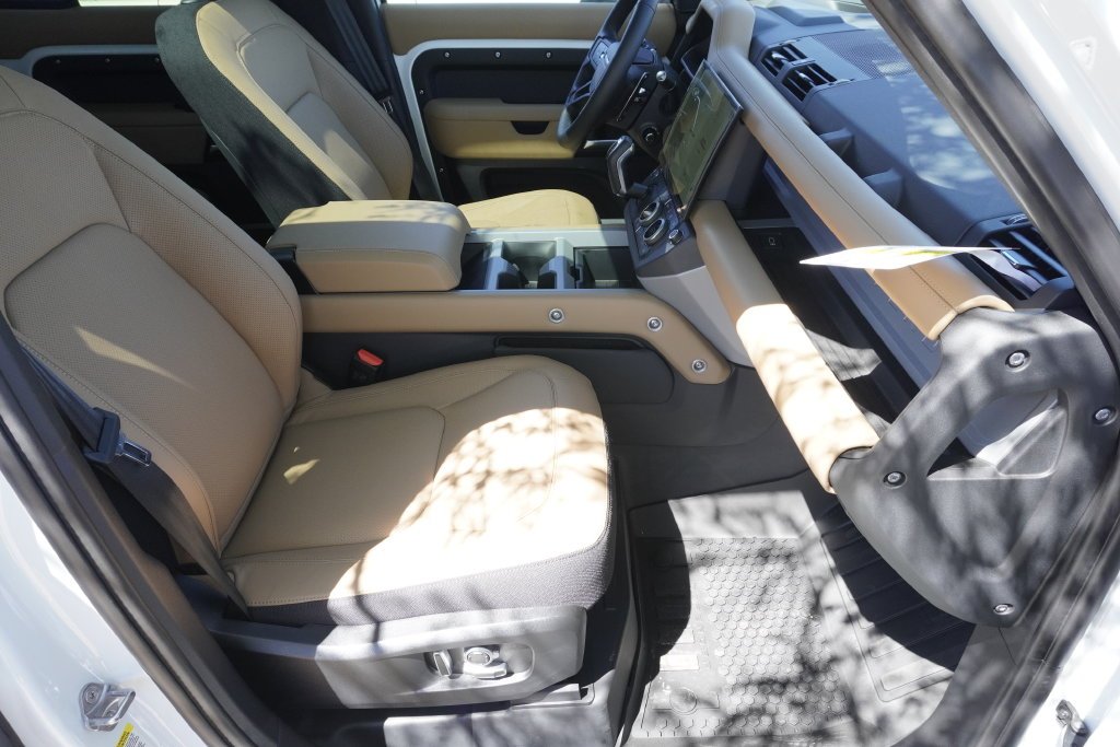 New 2026 Fuji White Land Rover V8 image 23
