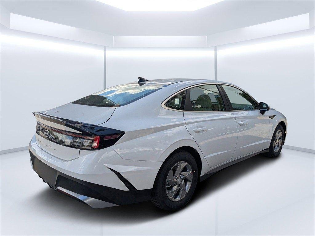 New 2026 White Hyundai SE image 3