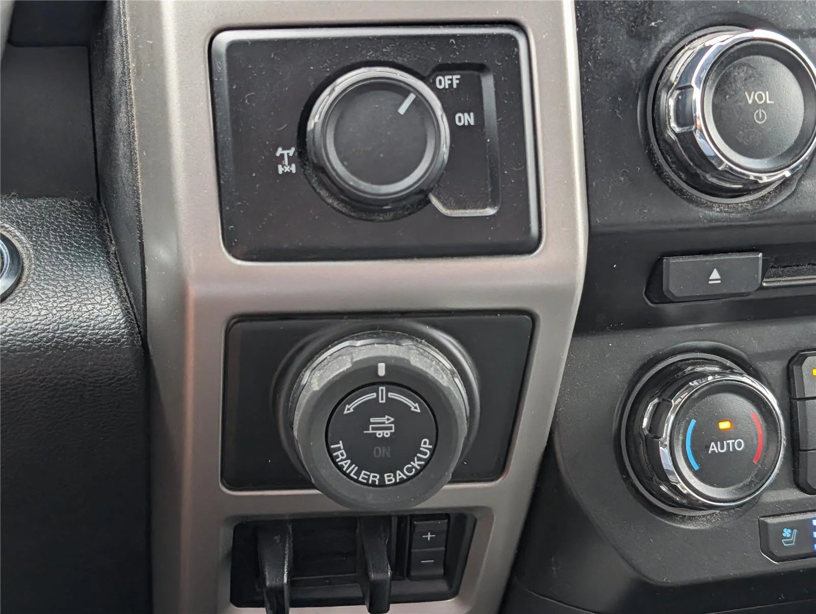 Used 2018 White Platinum Metallic Tri-Coat Ford King-Ranch SuperCrew 5.5-ft. 2WD image 22