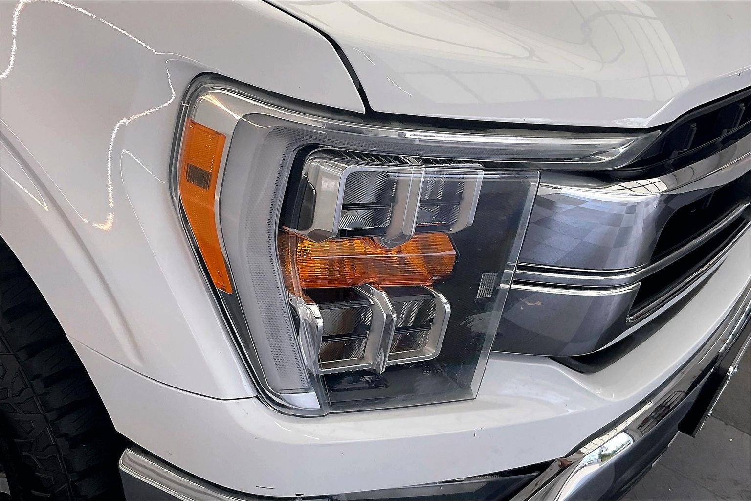 Used 2021 Oxford White Ford Lariat image 28