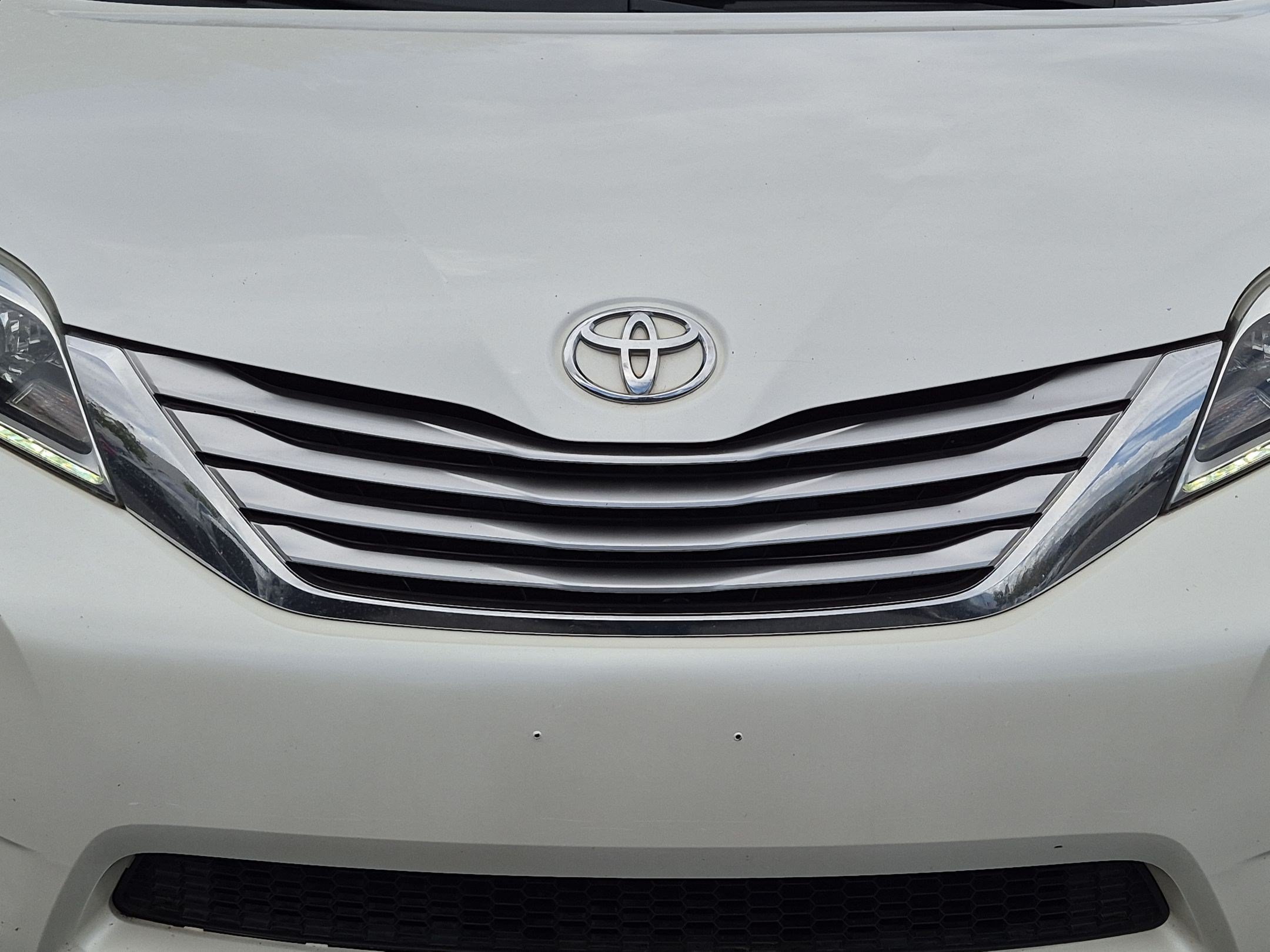 Used 2017 Blizzard Pearl Toyota Limited image 9