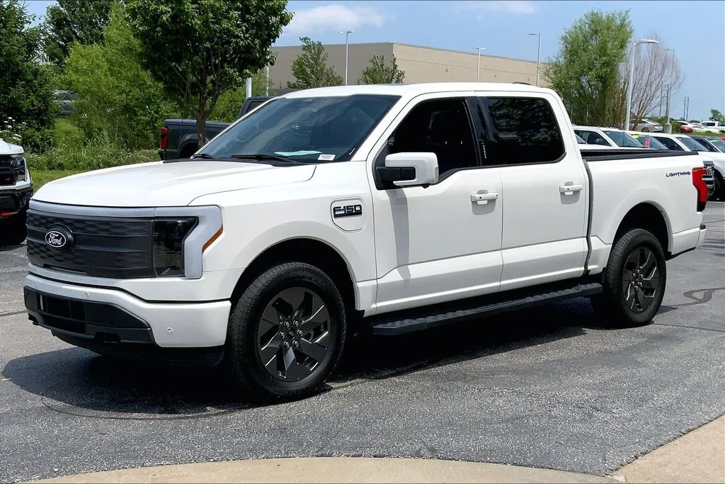 Used 2024 White Ford Lariat image 5