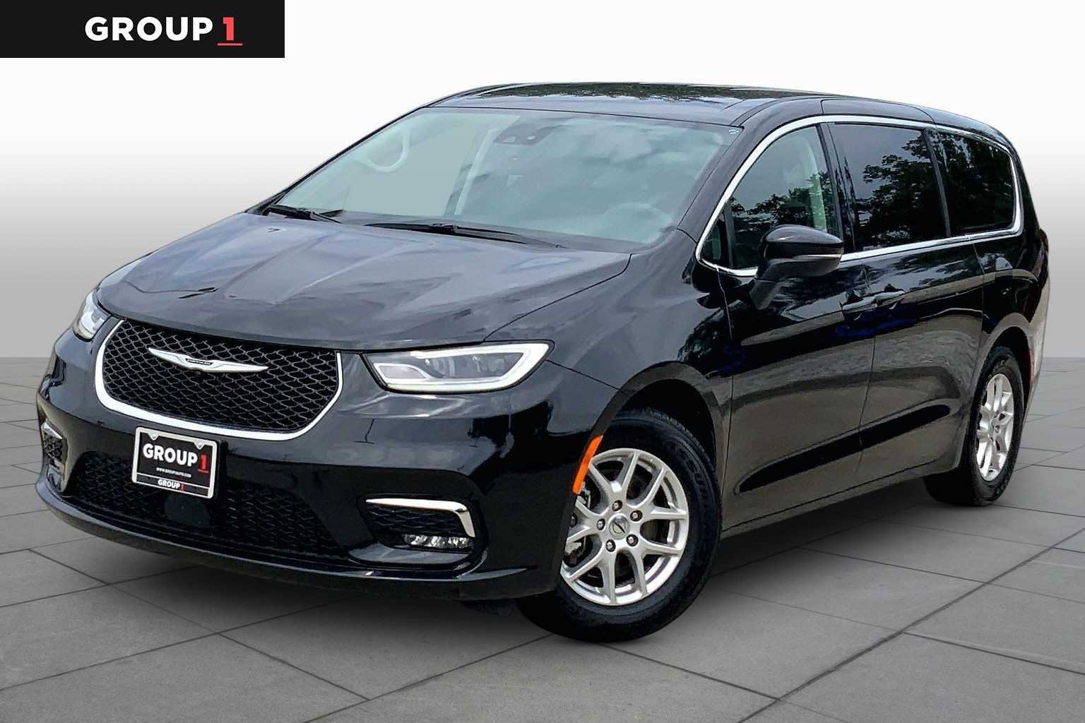 2023 Chrysler Pacifica Touring L's photo