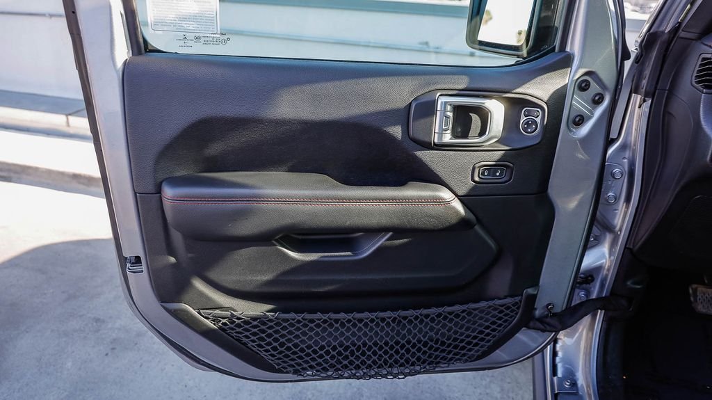 Used 2018 Billet Silver Metallic Jeep Rubicon image 25