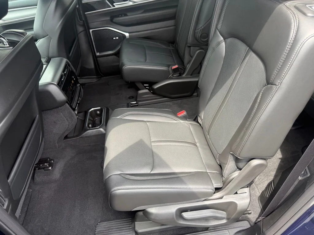 New 2026 Fathom Blue Pearlcoat Jeep Upland image 33