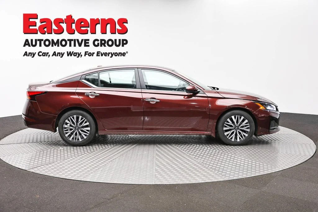 Used 2023 Red Nissan 2.5 SV image 4