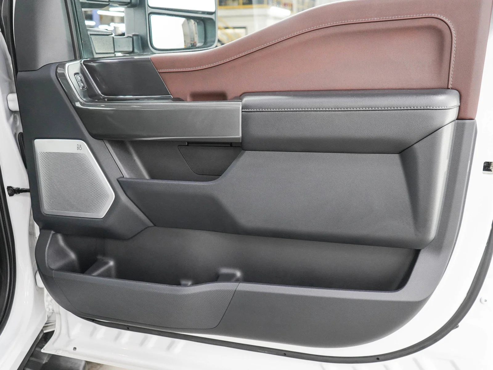 Used 2023  Ford Lariat image 9