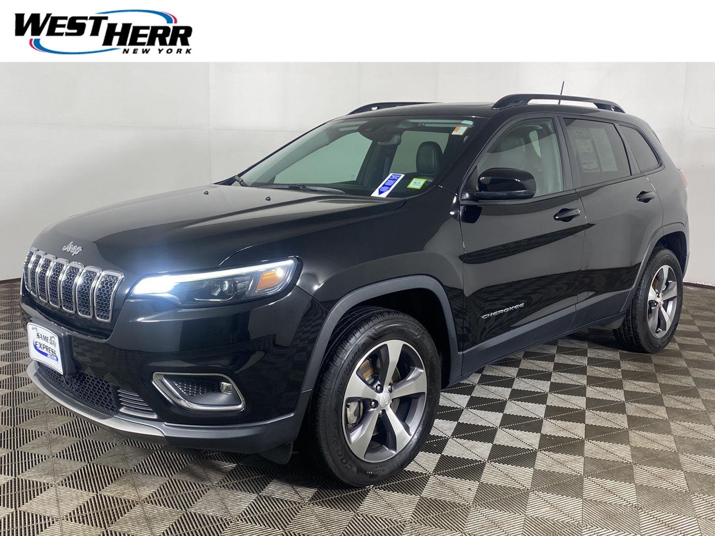 Used 2022 Diamond Black Crystal Pearlcoat Jeep Limited image 2