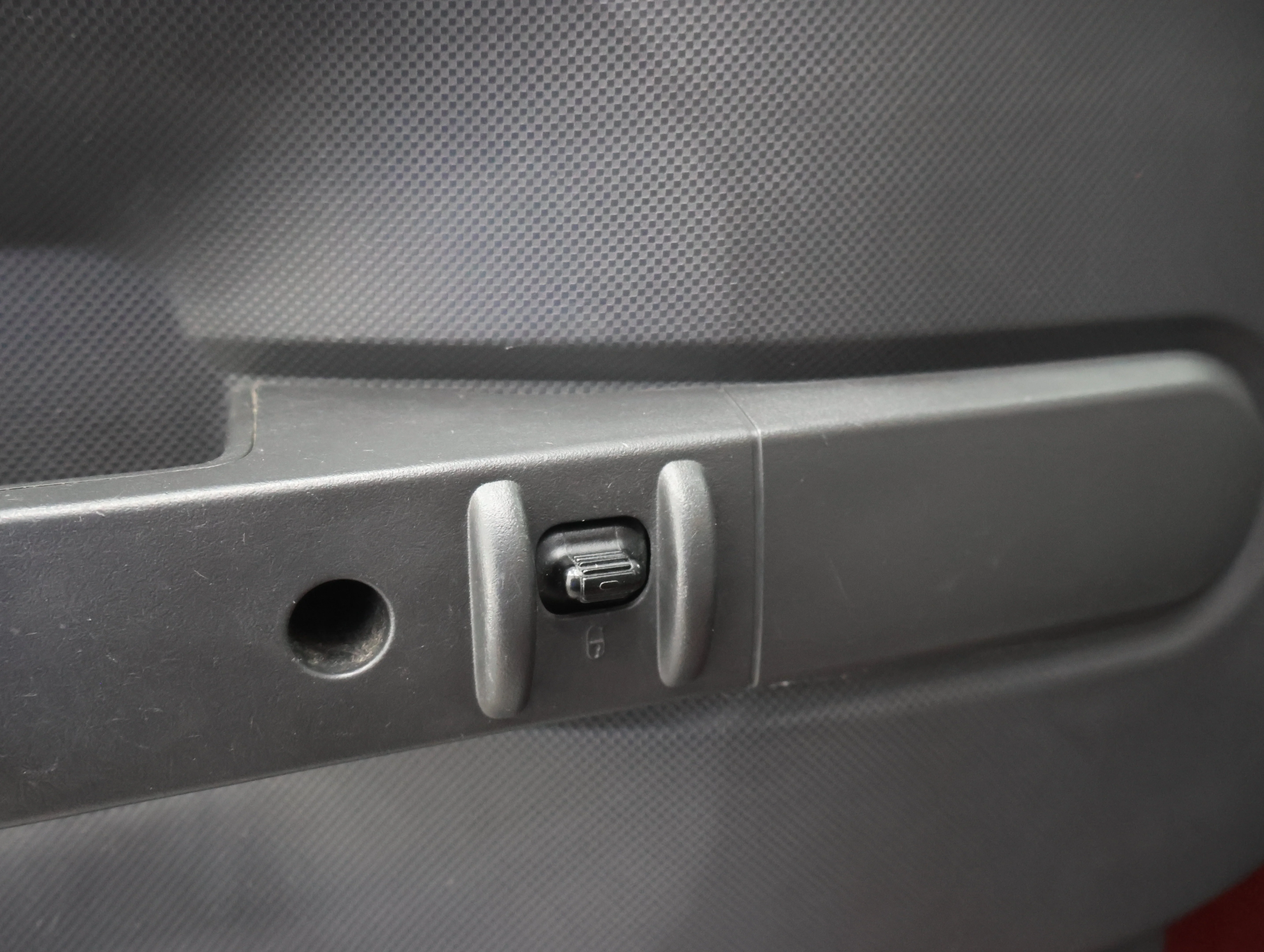 Used 2009 Red Rock Crystal Pearl Jeep X image 31