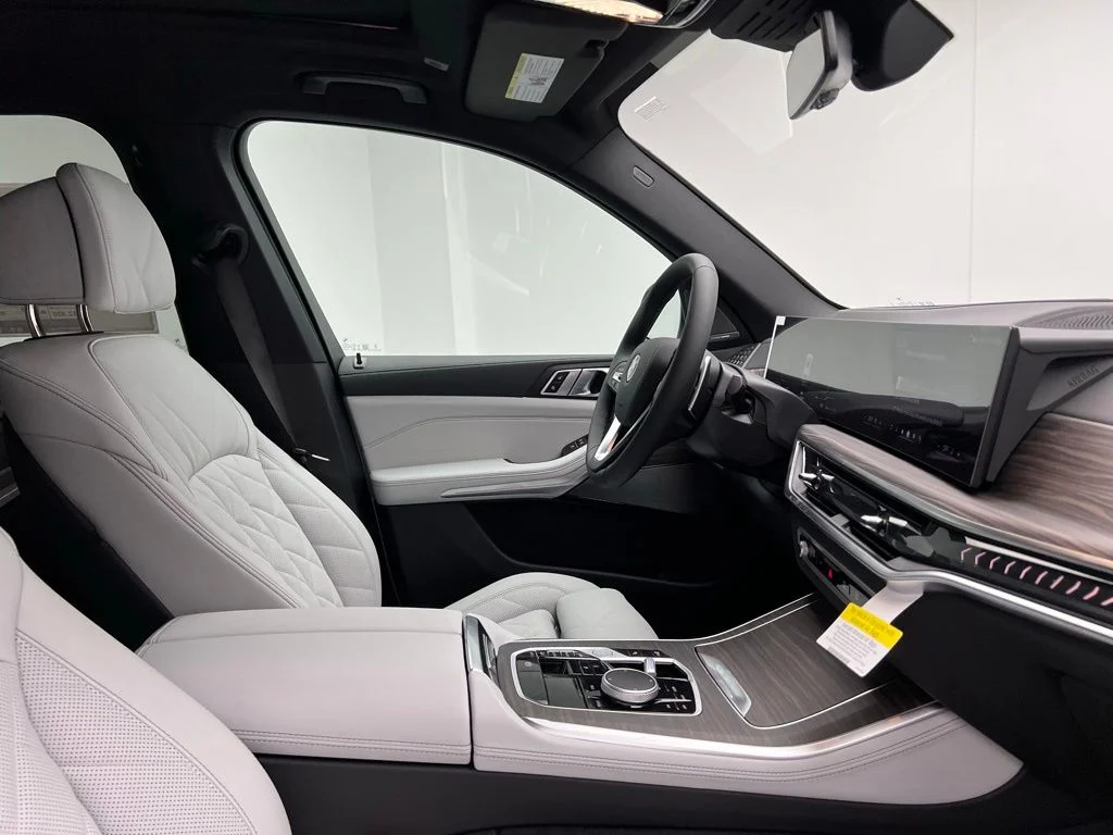 New 2026 Mineral White Metallic BMW xDrive40i image 6