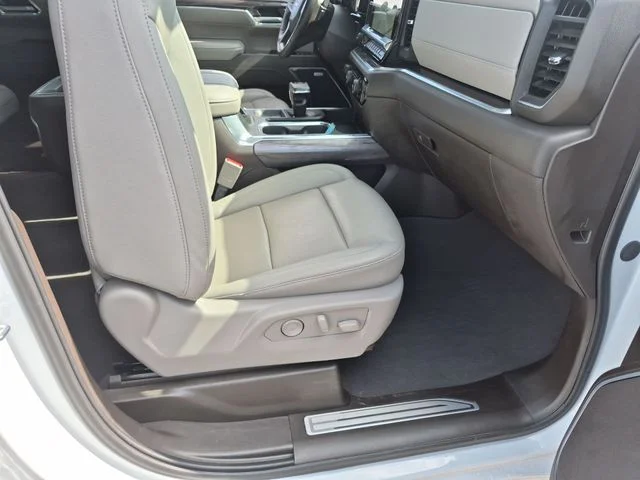 Used 2025 White Chevrolet LTZ image 39