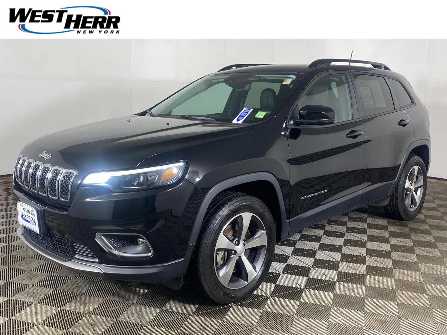 Used 2022 Diamond Black Crystal Pearlcoat Jeep Limited image 2