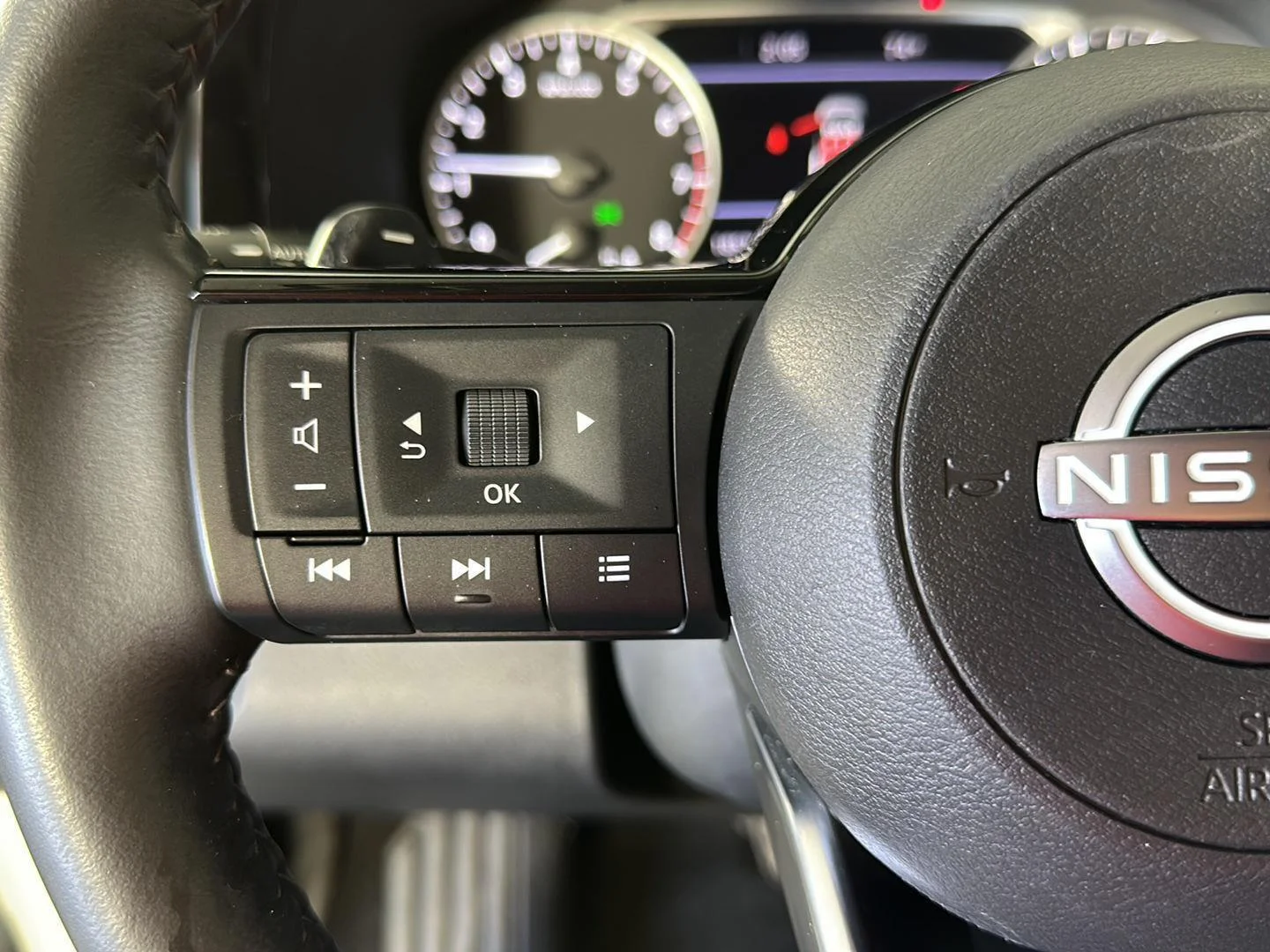 Certified Used 2024 Pearl White Tricoat/Super Black Nissan SL image 22