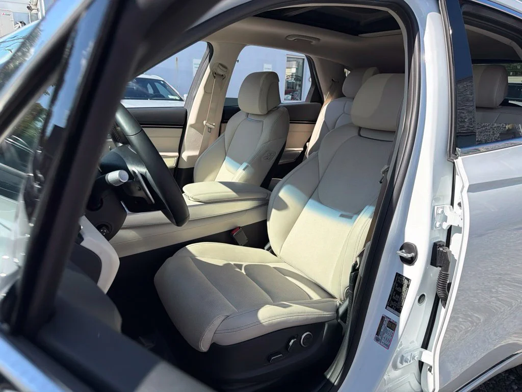 Used 2024 White Genesis 2.5T image 30