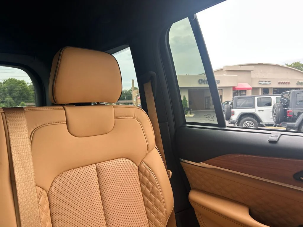 Used 2025 White Jeep Summit Reserve image 10