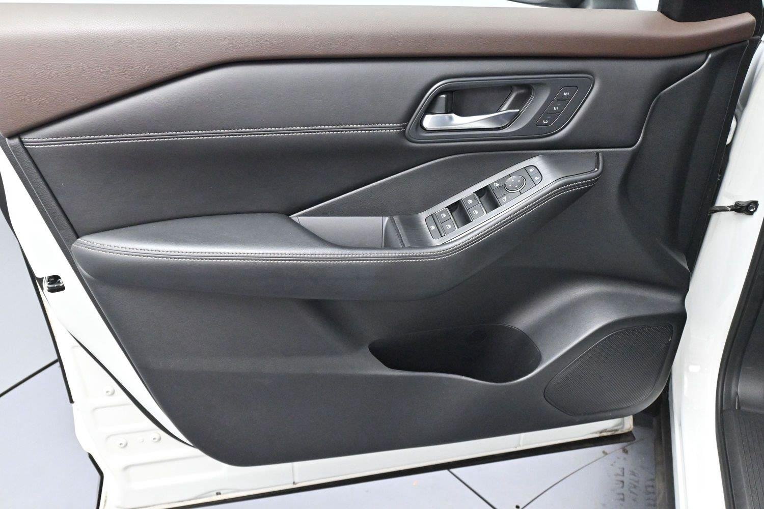 Used 2023 Pearl White Tricoat/Super Black Nissan SL image 11