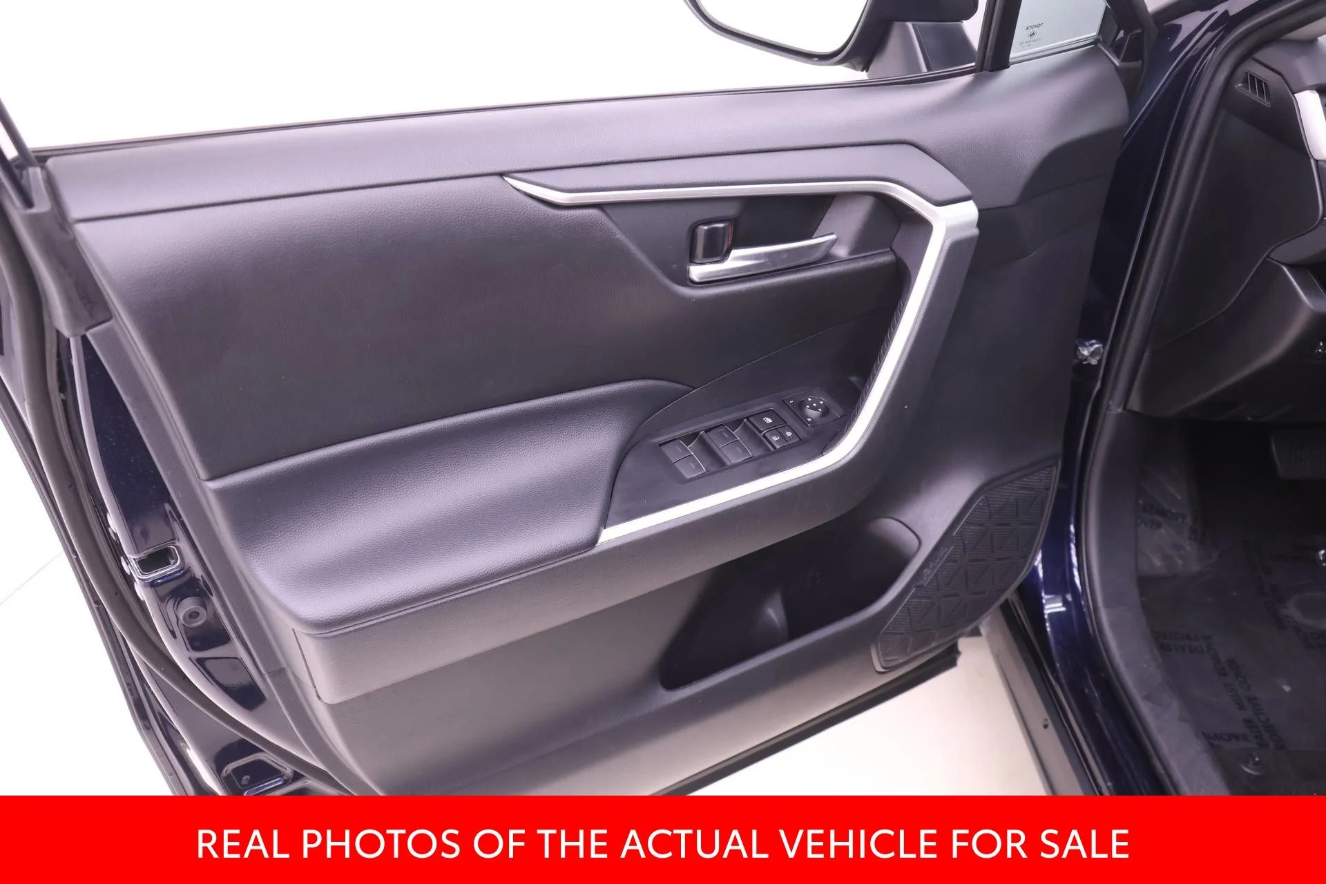 2024 Toyota RAV4 XLE - Photo 9
