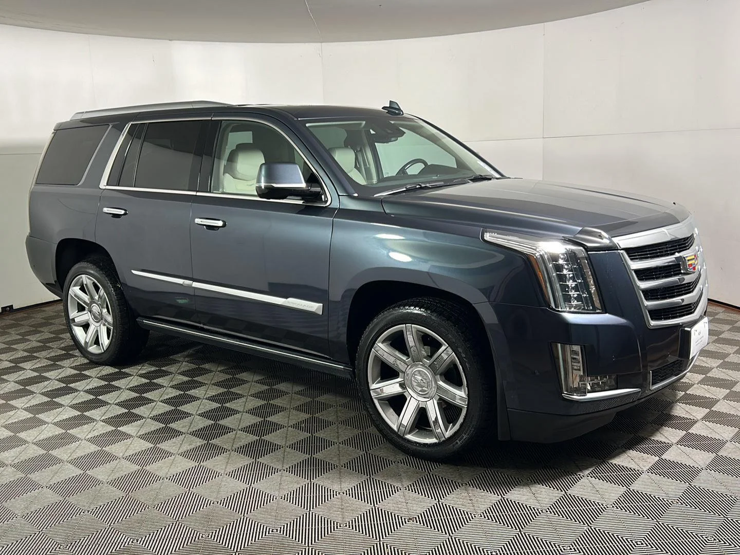 Used 2020 Shadow Metallic Cadillac Premium Luxury image 6