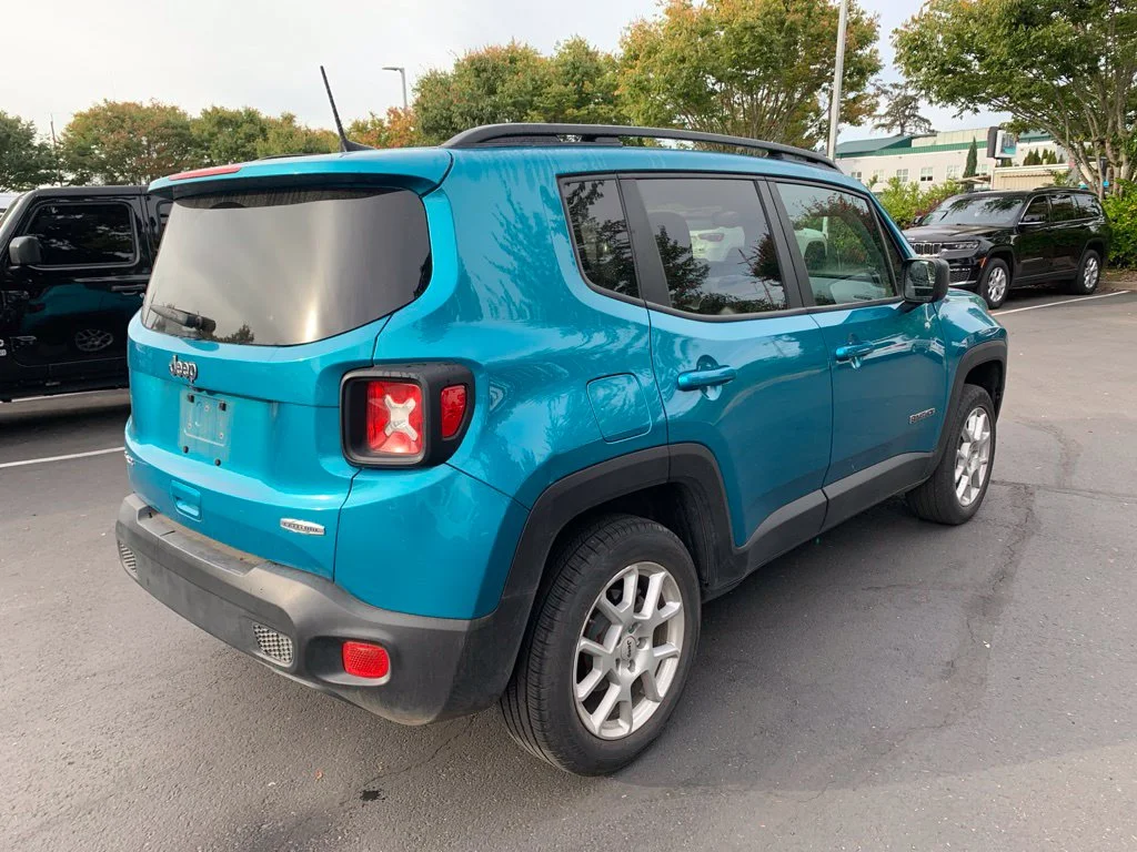Used 2022 Bikini Metallic Clearcoat Jeep Latitude image 4