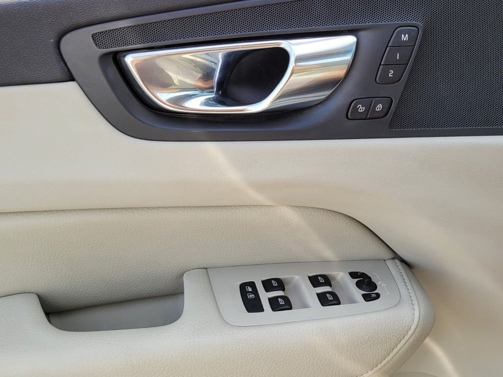Used 2020 White Volvo T6 Momentum image 29
