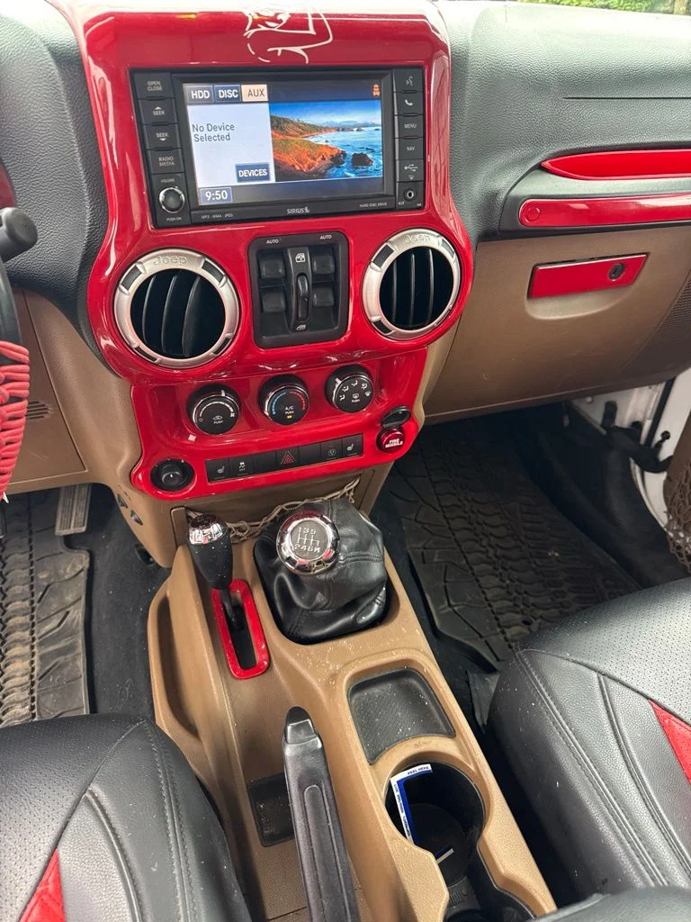 Used 2013 Bright White Jeep Unlimited Sahara image 14