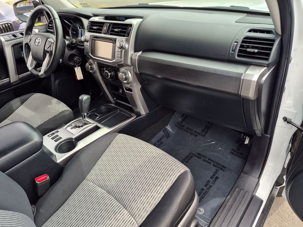 Used 2016 White Toyota SR5 image 9