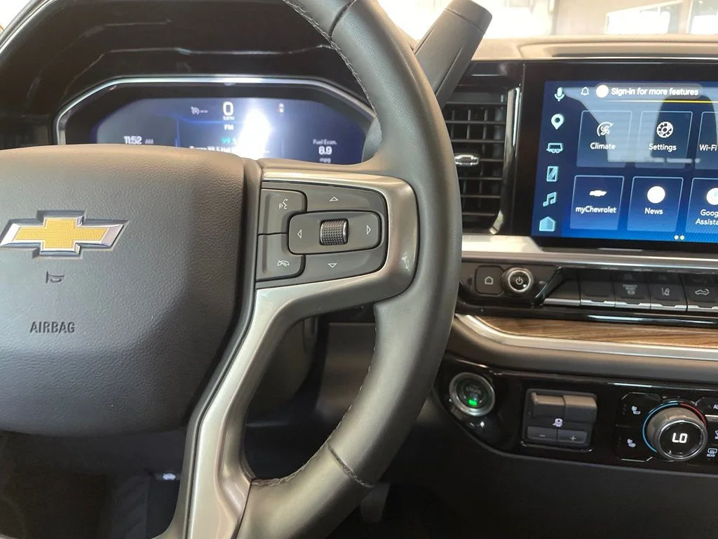 Used 2025 White Chevrolet LT image 19