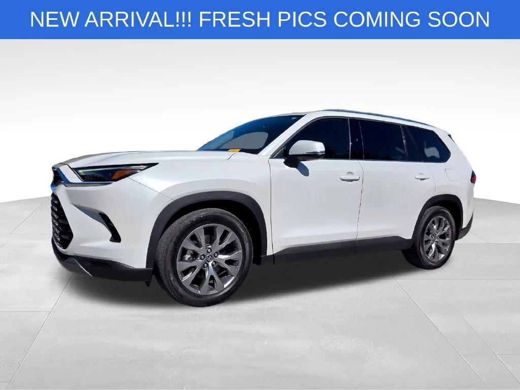Used 2024  Toyota XLE image 2