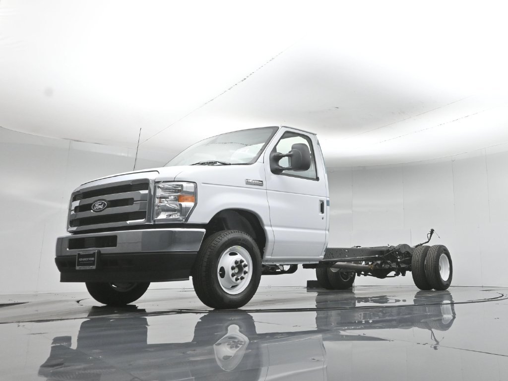 New 2027 White Ford Base image 32