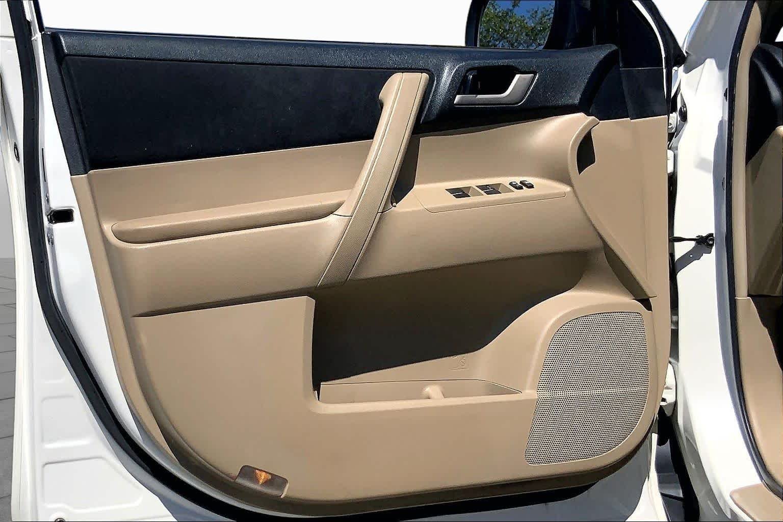 Used 2012 Blizzard Pearl Toyota  image 20