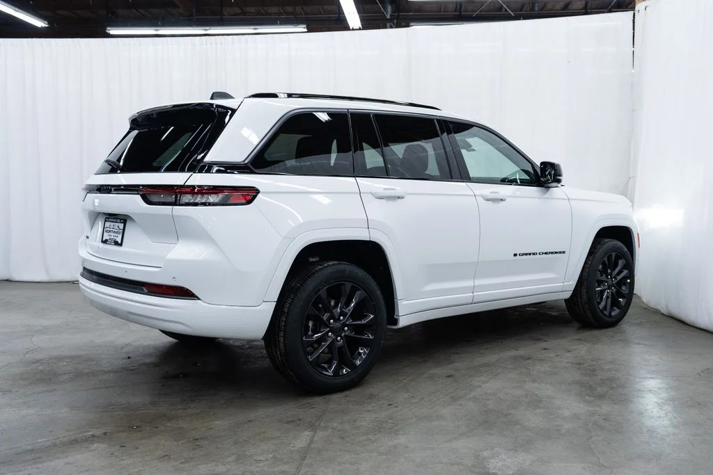 New 2026 Bright White Clear-Coat Exterior Paint Jeep Limited Reserve image 6