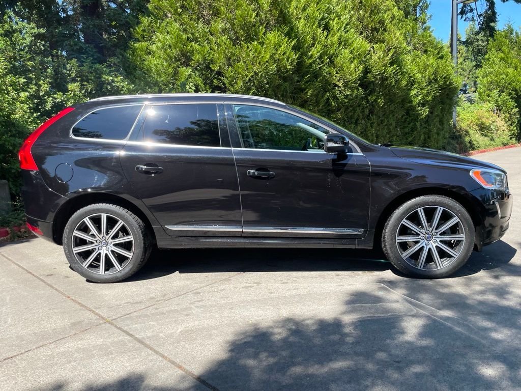 Used 2017 Onyx Black Metallic Volvo T6 Inscription image 3