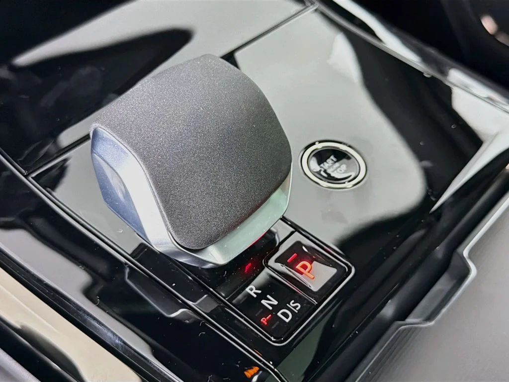 New 2026 Fuji White Land Rover SE image 17