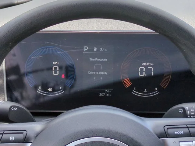 Used 2025 White Hyundai SEL image 26