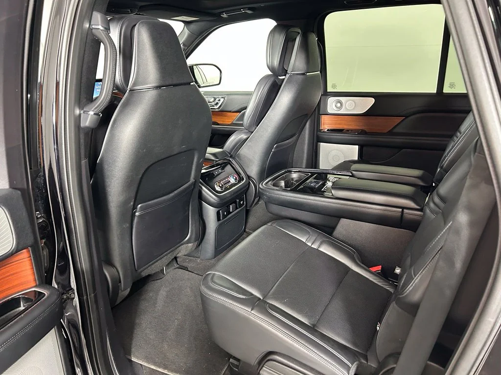 Used 2019  Lincoln Reserve image 12