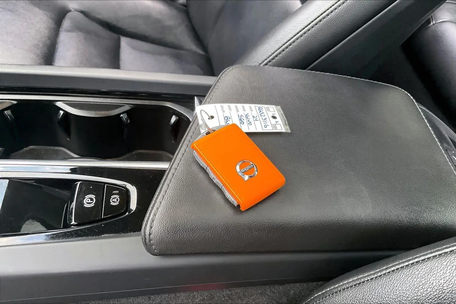 Used 2024  Volvo Core Dark Theme image 14