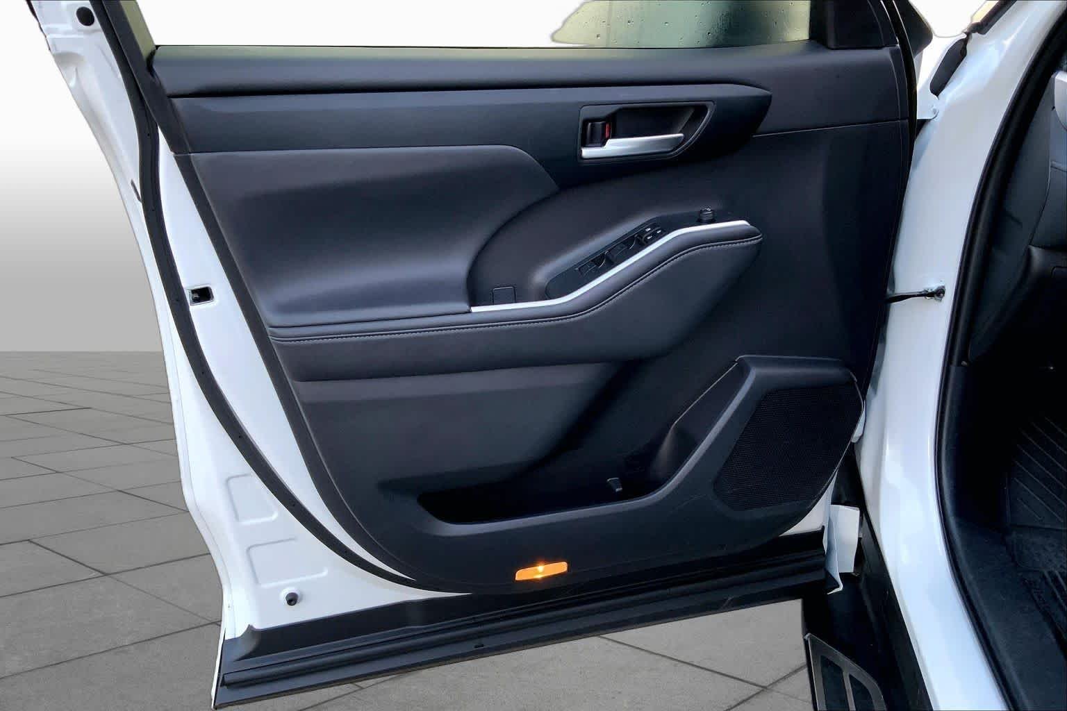 Used 2024 Wind Chill Pearl Toyota LE image 21