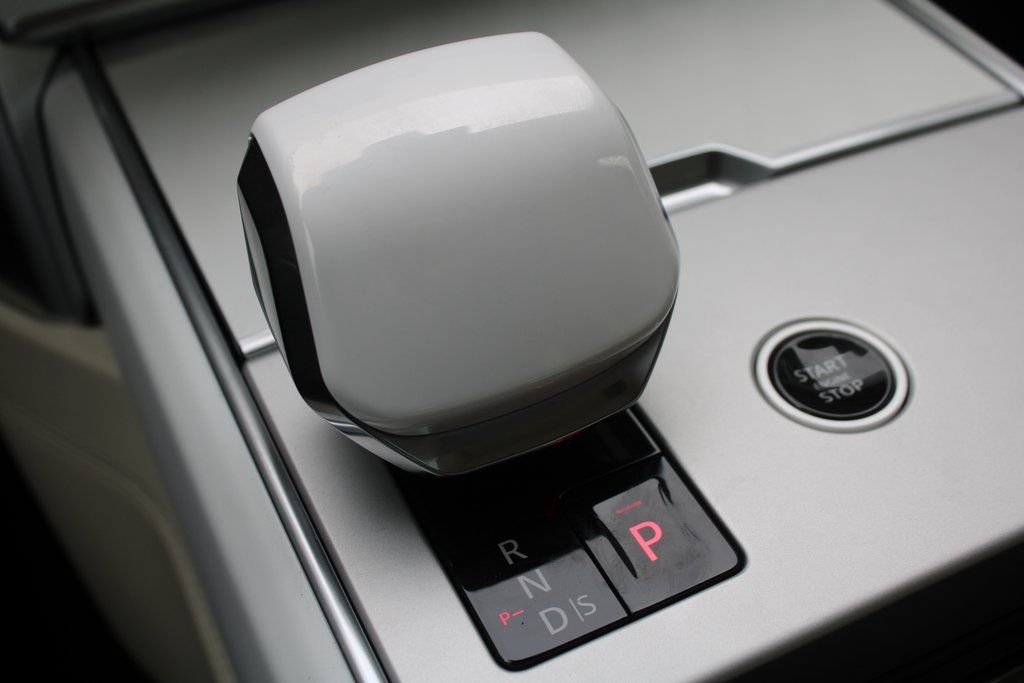 Used 2024 White Land Rover SV image 43