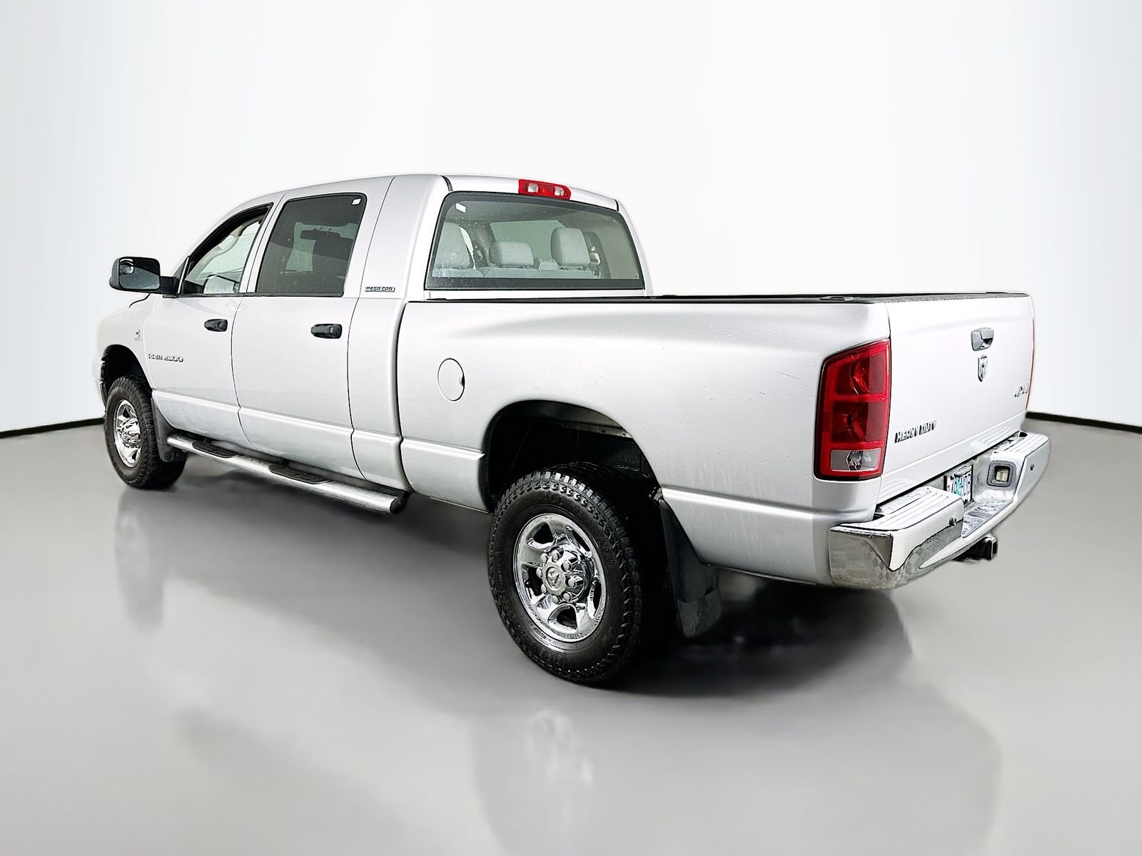 Used 2006 Bright Silver Metallic Dodge SLT image 4