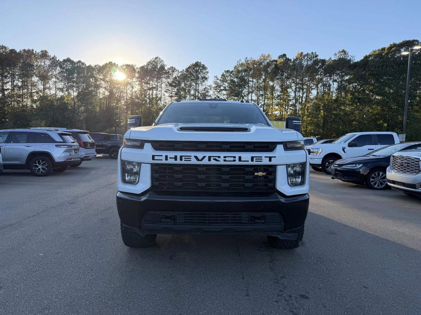 Used 2023 white Chevrolet Custom image 2