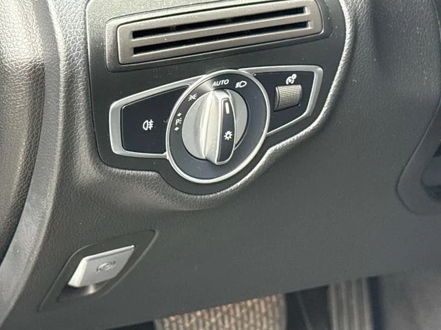 Used 2022  Mercedes-Benz GLC 300 image 28