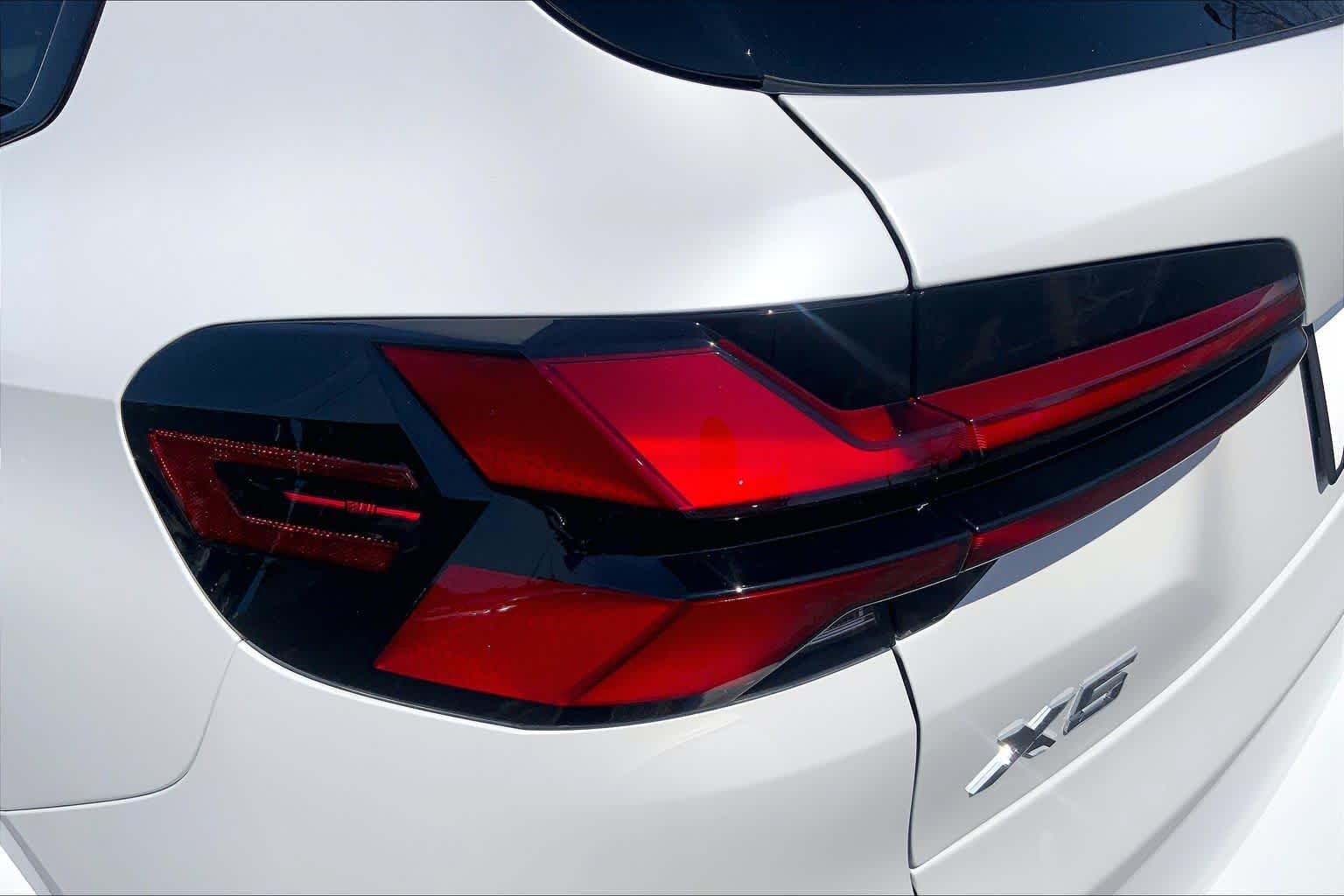 New 2026 Mineral White Metallic BMW sDrive40i image 15