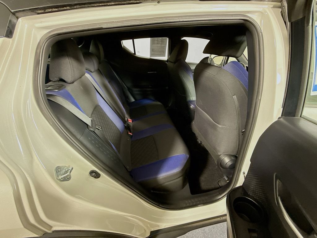 Used 2020 Blizzard Pearl w/Black Roof Toyota XLE image 25