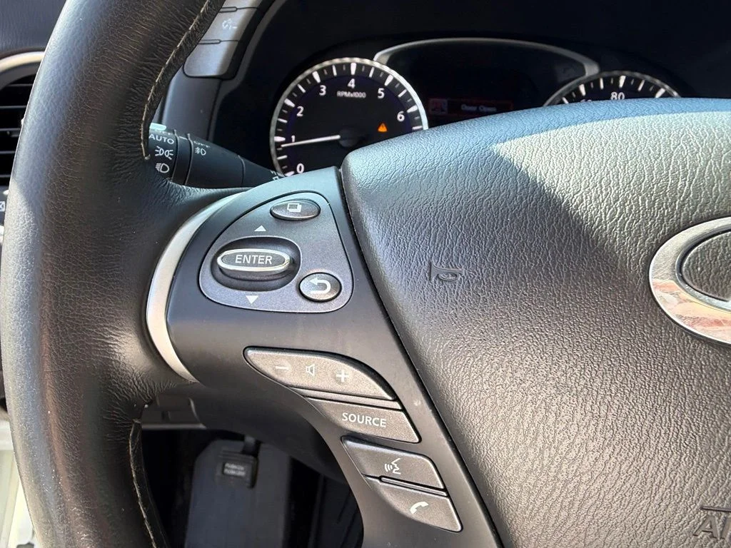 Used 2019 White INFINITI LUXE image 33