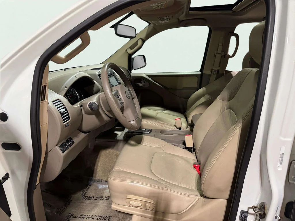 Used 2015 Glacier White Nissan SL image 23