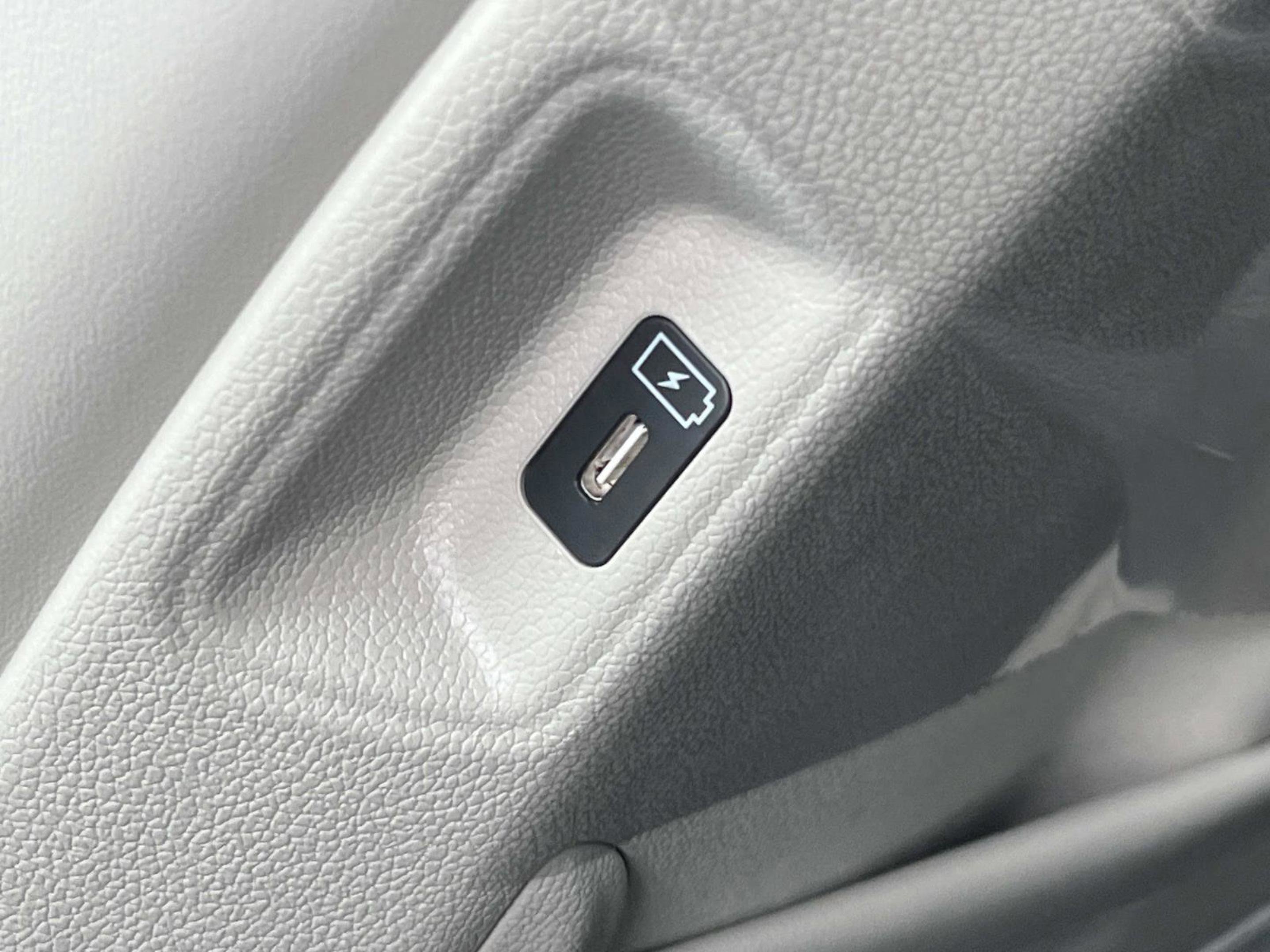 New 2026 Snow White Pearl Kia EX image 17