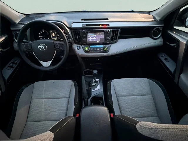 Used 2018 Silver Toyota XLE image 33