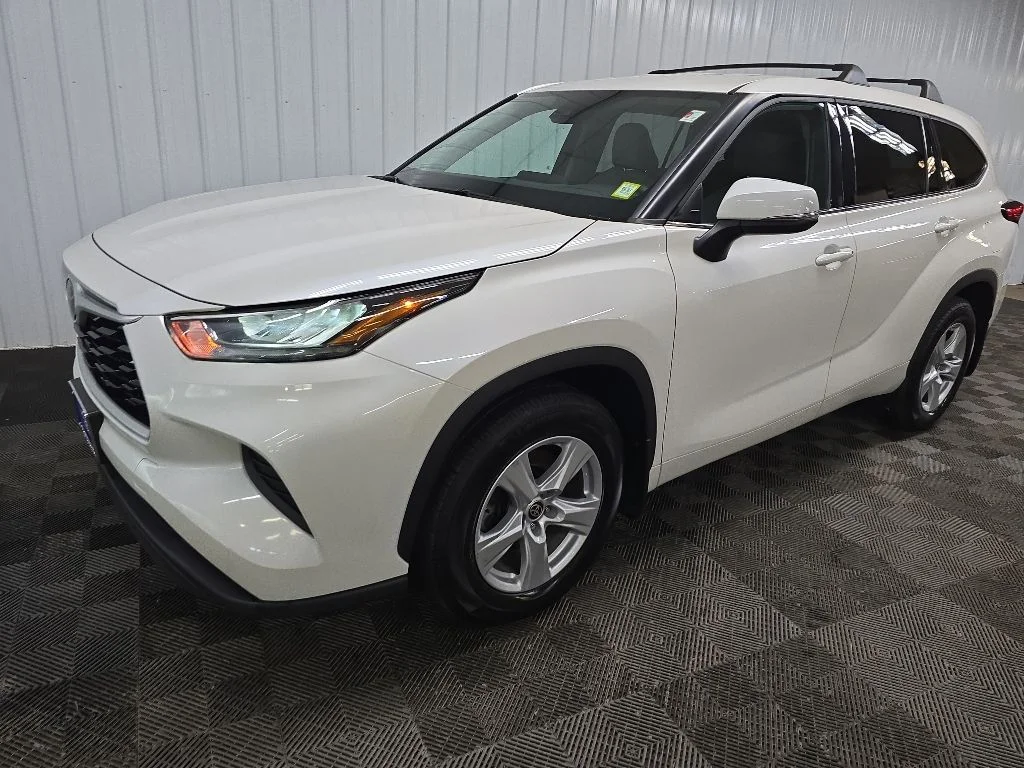 Used 2020 White Toyota L image 8