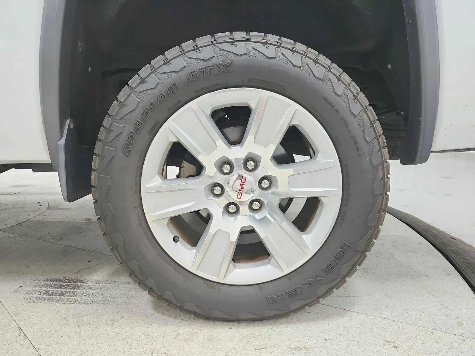 Used 2017 White GMC SLE image 19